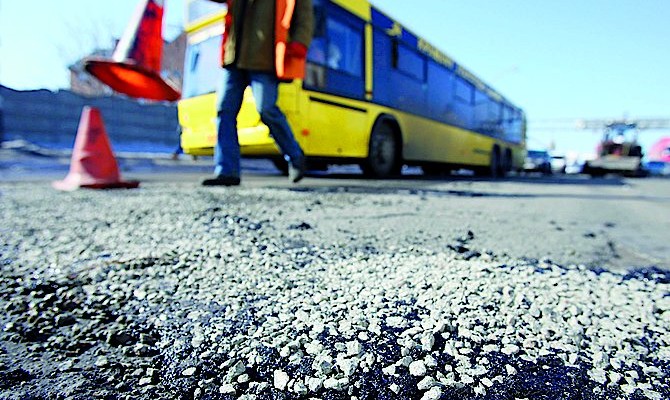 Кабмин намерен привлечь к финансированию ремонта дорог владельцев грузовиков