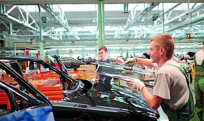 Производство автомобилей в августе сократилось в 28 раз