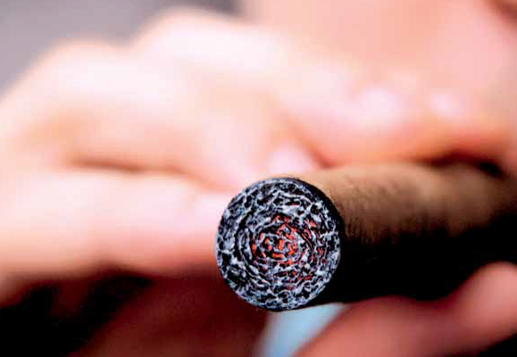 Крупные табачные компании пробуют электронные сигареты