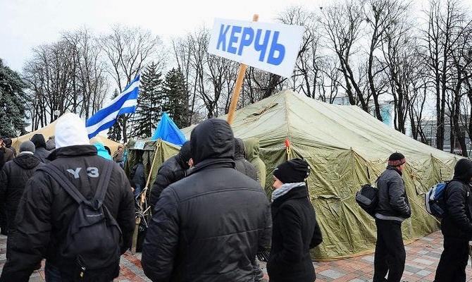 Митингующие в поддержку Януковича сворачивают палаточный городок