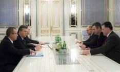 Янукович проводит встречу с лидерами оппозиции