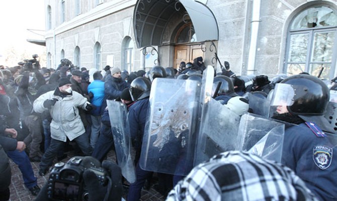 При попытке захвата ОГА в Чернигове пострадали 20 милиционеров