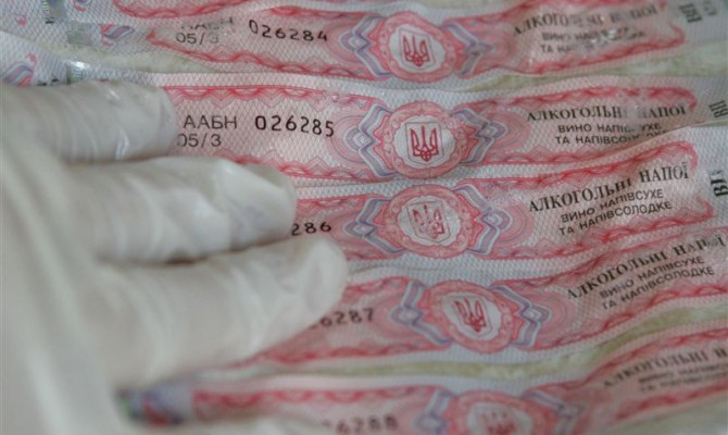 Яценюк предлагает отказаться от акцизных марок