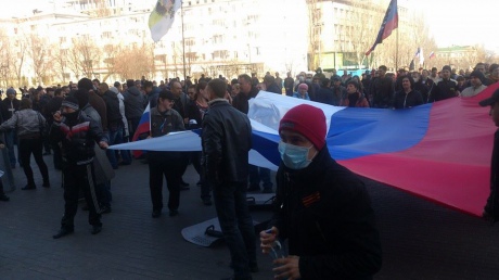 В Донецке пророссийские митингующие ворвались в здание ОГА
