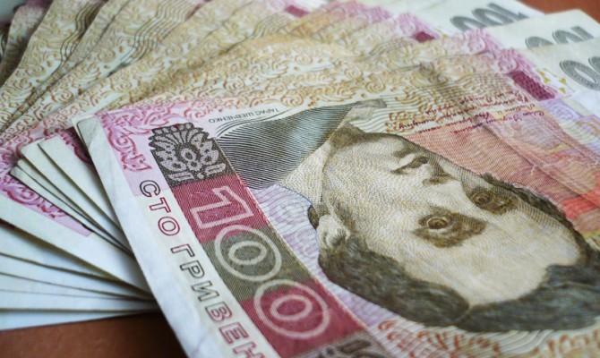 Средняя зарплата в Украине выросла на 12%