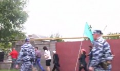 Крымские татары в Симферополе митингуют под конвоем