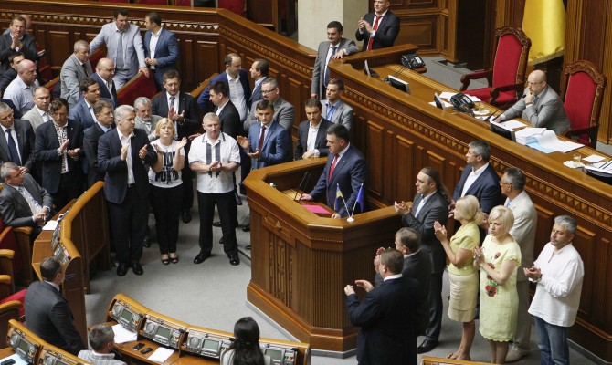 Порошенко: Выход народных депутатов из коалиции не должен парализировать работу парламента