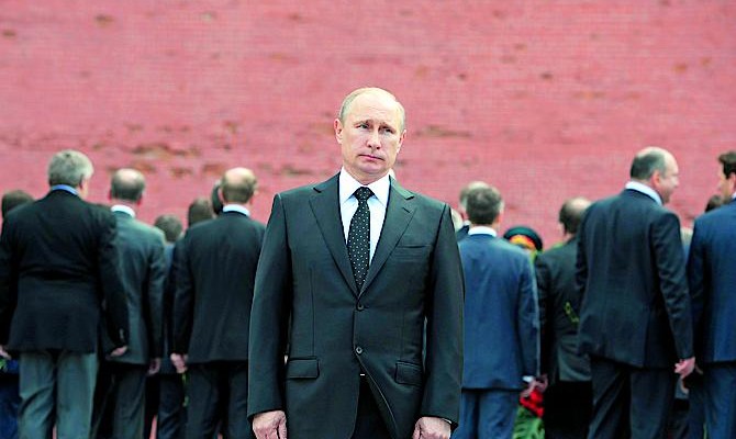 Путин поручил создать военную группировку в Крыму