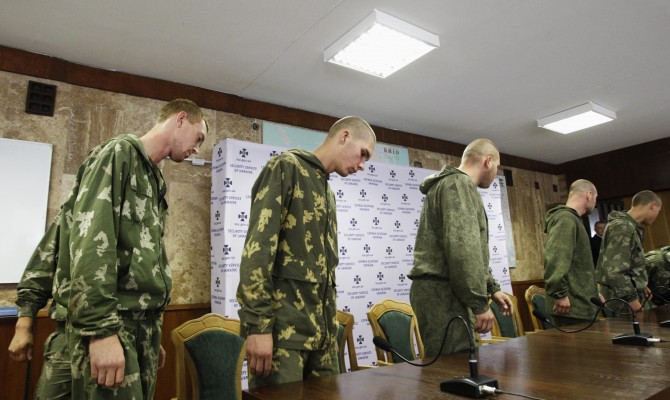 Задержанных в Украине российских десантников отпустили домой
