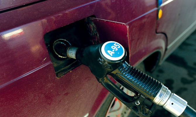 Продажи бензинов через АЗС в августе упали на 25,6%