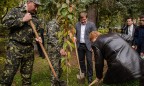 Лидеры «ЗАСТУПа» высадили калиновую аллею в память о солдатах, погибших в Донбассе
