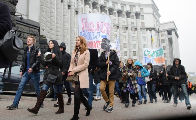 Киевские студенты устроили под Кабмином «марш пустых кастрюль»