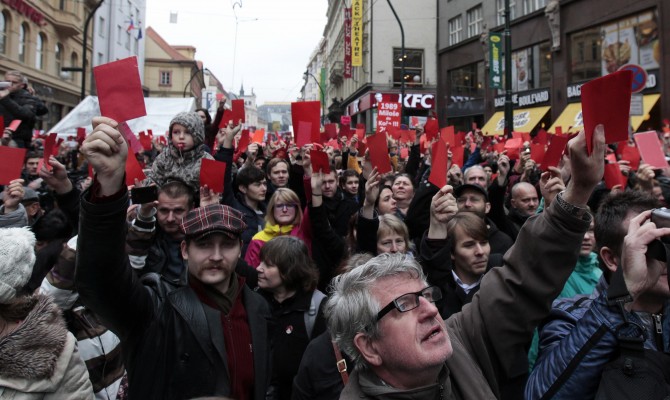 В Чехии тысячи протестующих требовали отставки президента