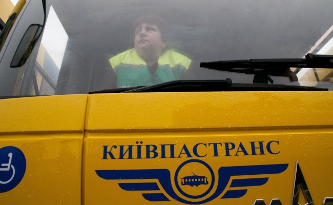 Сотрудники «Киевпастранса» перекрыли движение по улице Грушевского в Киеве