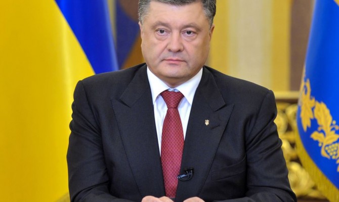 Порошенко ввел в действие решение СНБО об обращении к ООН и ЕС о введении миротворцев в Украину