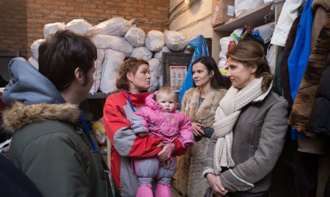 Марина Порошенко привезла еду беженцам на Донбассе