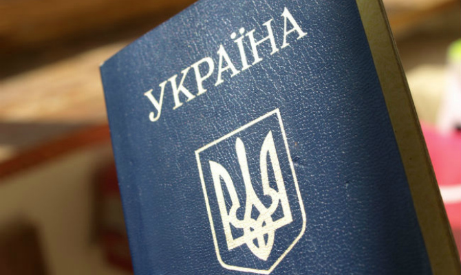 Украинцам заменят привычные паспорта на карточки