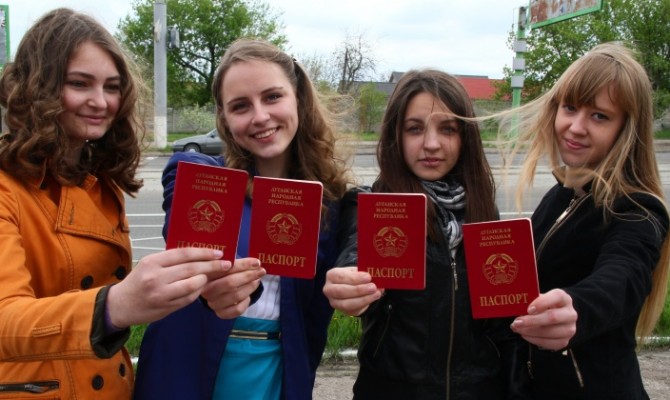 В ЛНР начали выдачу паспортов «граждан республики»