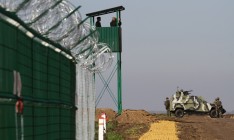 Украина оборудовала более 100 км противотанковых рвов на границе с Россией, — Яценюк
