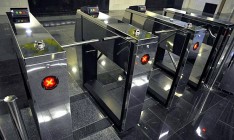 В столичном метро турникеты начали принимать оплату через банковские карты