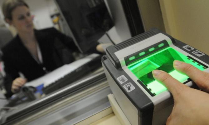 Украинцам нужно будет сдавать отпечатки пальцев для шенгена