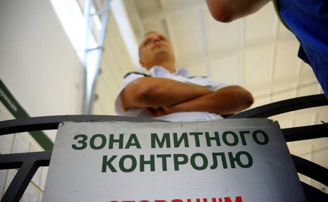 Начальника таможенного поста в Сумской области подозревают в контрабанде сыра в Россию
