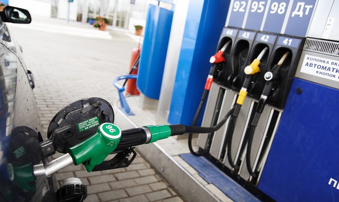 Яценюк поручил проверить цены на топливо на АЗС