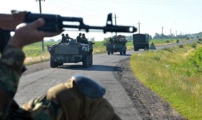 В результате обстрелов в Луганской области ранены военный и местный житель