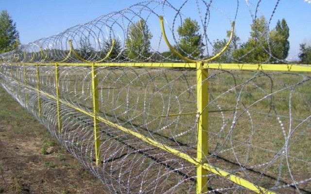 Россия строит забор на границе с Донецкой областью