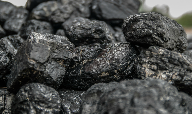 Добыча угля с начала года сократилась вдвое