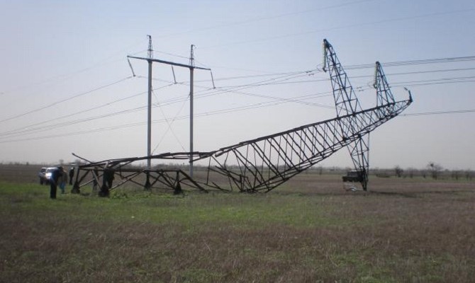 Неизвестные взорвали две электроопоры, подающие электричество в Крым