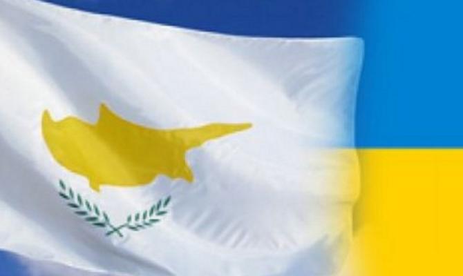 Яценюк просит президента Кипра о помощи в раскрытии информации о выведенных активах