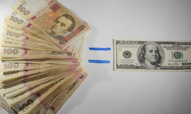 НБУ на 4 января ослабил курс гривны до 24,00 гривен за доллар