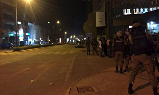 В результате нападения боевиков на отель в Буркина Фасо погибли 20 человек