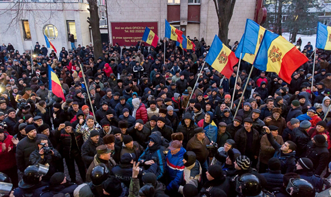 Тысячи людей вышли на акцию протеста в центре Кишинева