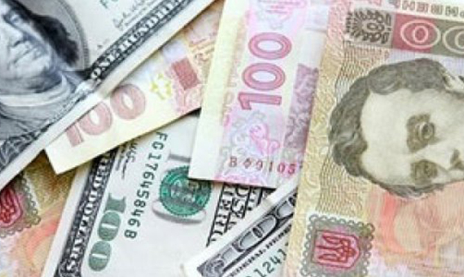 Минимальная зарплата украинцев упала со 148,54 до 57,42 долларов