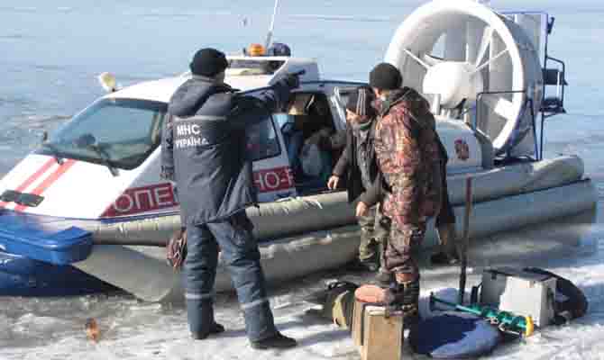 Три десятка запорожских рыбаков унесло на льдине в море