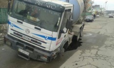 В Киеве бетономешалка провалилась под асфальт