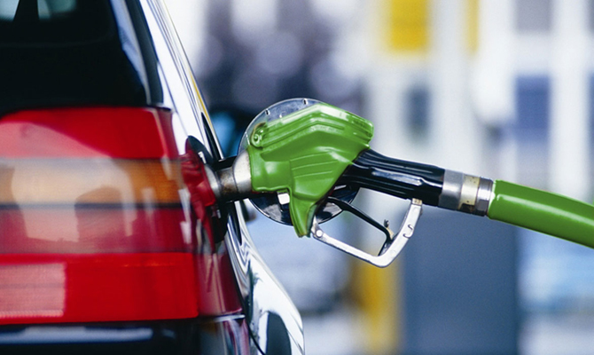 Продажи бензина через АЗС в феврале сократились на 8%