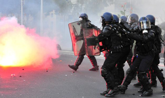 Протесты во Франции: ранены 24 полицейских, один - в критическом состоянии