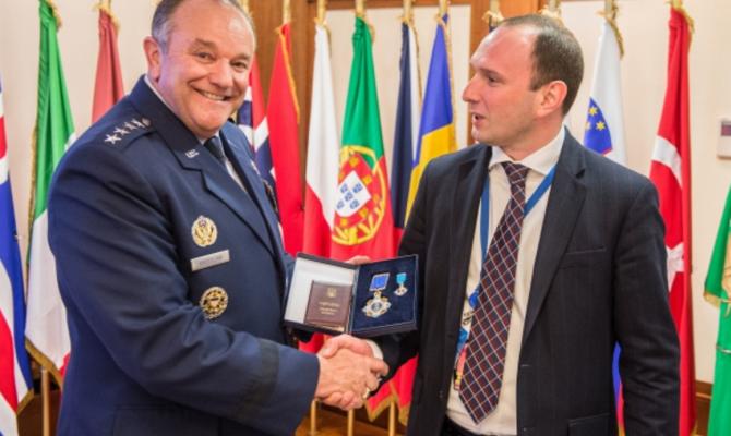 Порошенко наградил экс-главкома сил НАТО в Европе орденом Ярослава Мудрого V степени