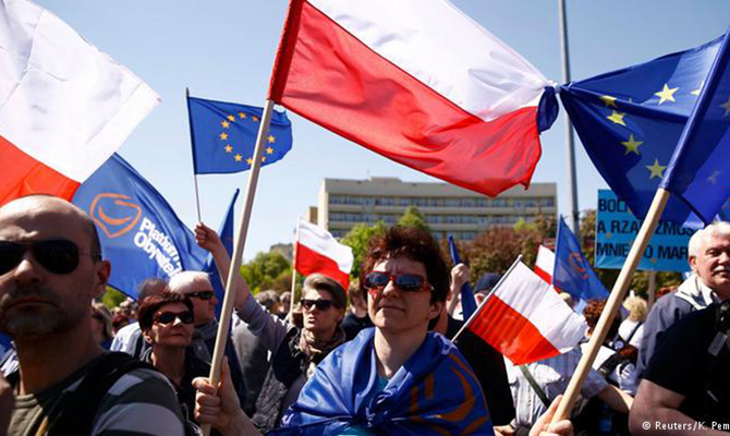 Около 240 тысяч человек вышли на антиправительственную акцию в Варшаве