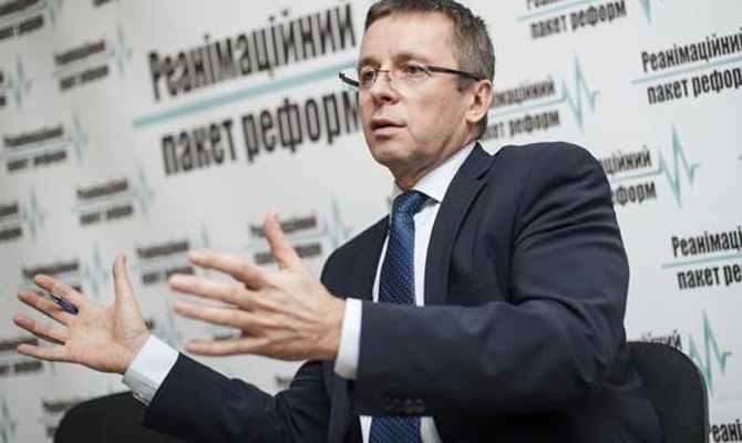 Миклош советует поднять пенсионный возраст в Украине