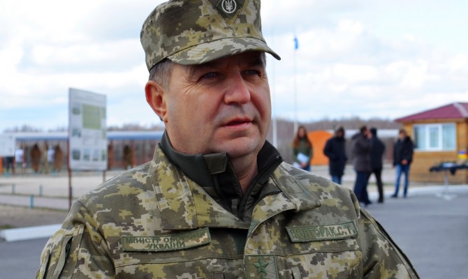 Министр обороны заработал почти 30 тыс. грн за апрель