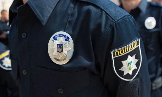 В Киеве вооруженный мужчина ограбил обменник, ранен полицейский