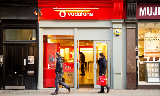 Vodafone грозится покинуть Британию