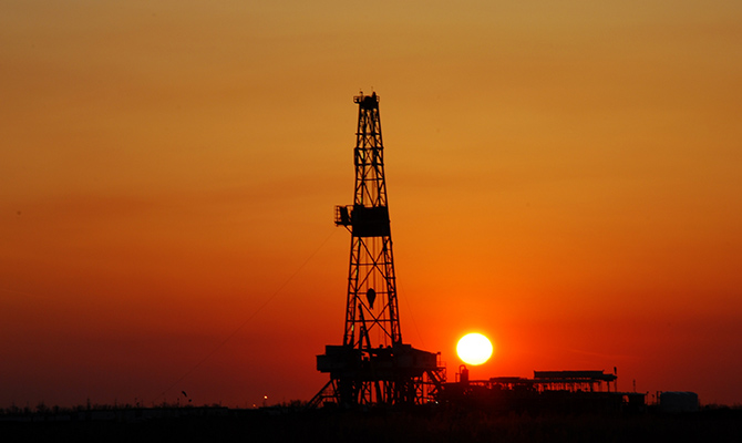 Нефть Brent торгуется ниже 43 долларов за баррель