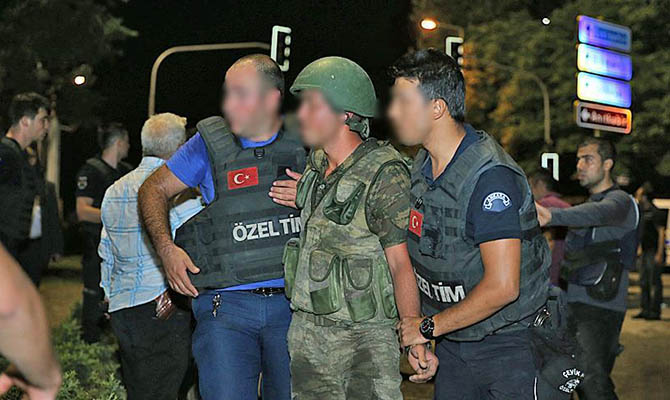 Суд в Турции освободил из-под ареста более 750 военных
