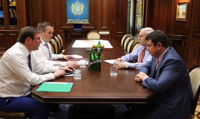 Луценко обсудил с Порошенко и силовиками инцидент между Генпрокуратурой и НАБУ