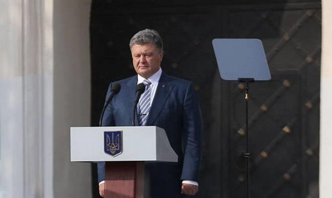 Порошенко: Каждый украинец должен видеть технику и оружие, на которые идут его налоги
